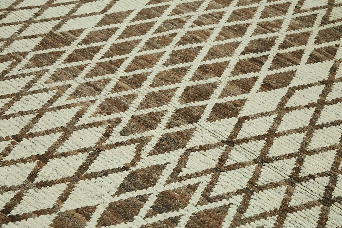 Dromar Kahverengi Geometrik Desenli Yün El Dokuma Halı 297x359 cm – mekânda kullanım