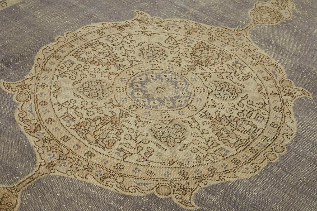 Rusvo Gri Bej Madalyonlu Vintage El Dokuma Halı 247x338 cm – mekânda kullanım