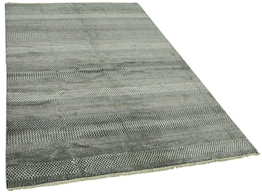 ニヴロ アンスラサイトとライトグレーのストライプ柄 手織りラグ 153x245 cm – 全体像