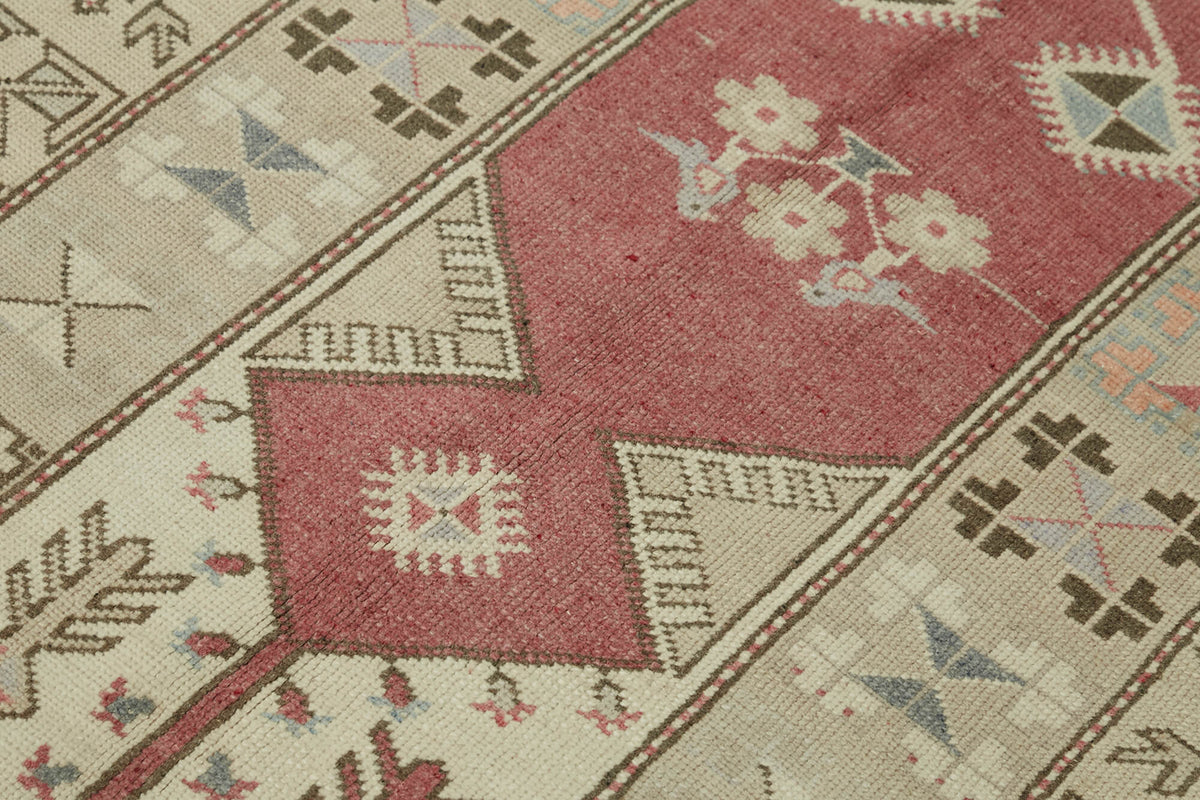 Gekro Bej Kırmızı Geometrik Desenli Yün El Dokuma Halı 123x229 cm – mekânda kullanım