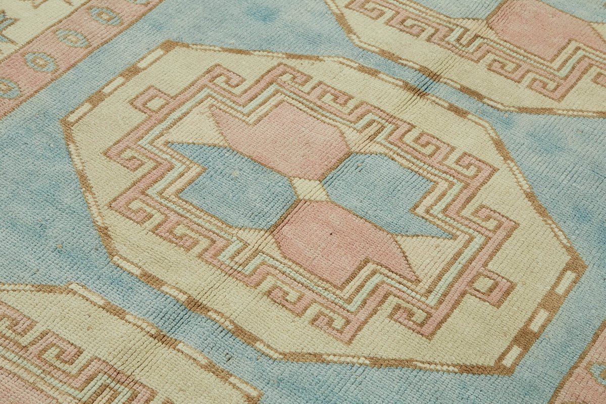 Kavale Madalyon Desenli Mavi ve Toz Pembe El Dokuma Halı 148x228 cm – mekânda kullanım