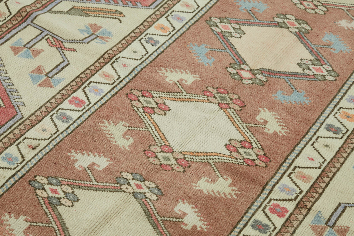Gekro Geometrik Desenli Bej ve Kırmızı Etnik Halı 127x225 cm – mekânda kullanım