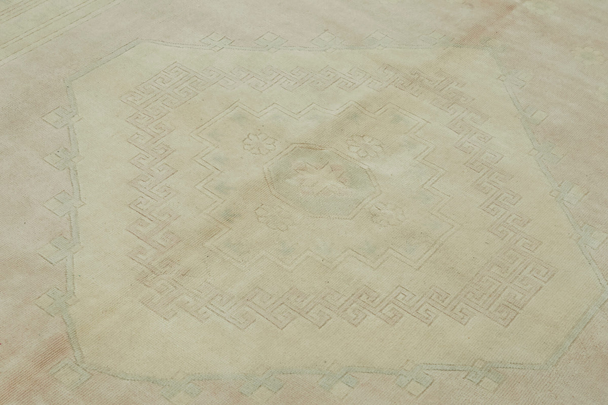 Kavale Dokuma Modern Halı Bej ve Pembe Geometrik Desenli 218x294 cm – mekânda kullanım
