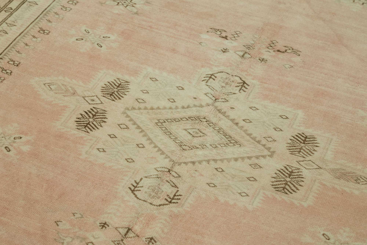 Kavale Vintage Pembe Geometrik Desenli El Dokuma Halı 195x297 cm – mekânda kullanım