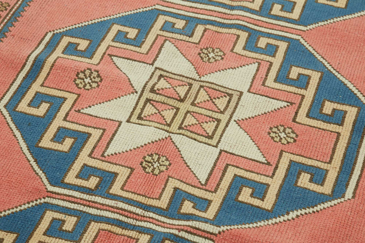 Kavale Kırmızı Lacivert Madalyon Desenli El Dokuma Halı 143x239 cm – mekânda kullanım