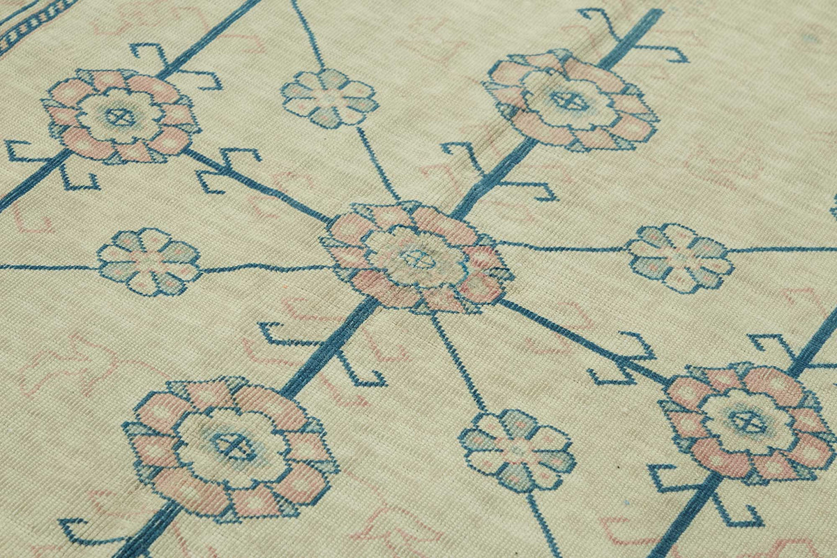 Kavale Çiçek Desenli Bej ve Pembe El Dokuma Vintage Halı 172x236 cm – mekânda kullanım