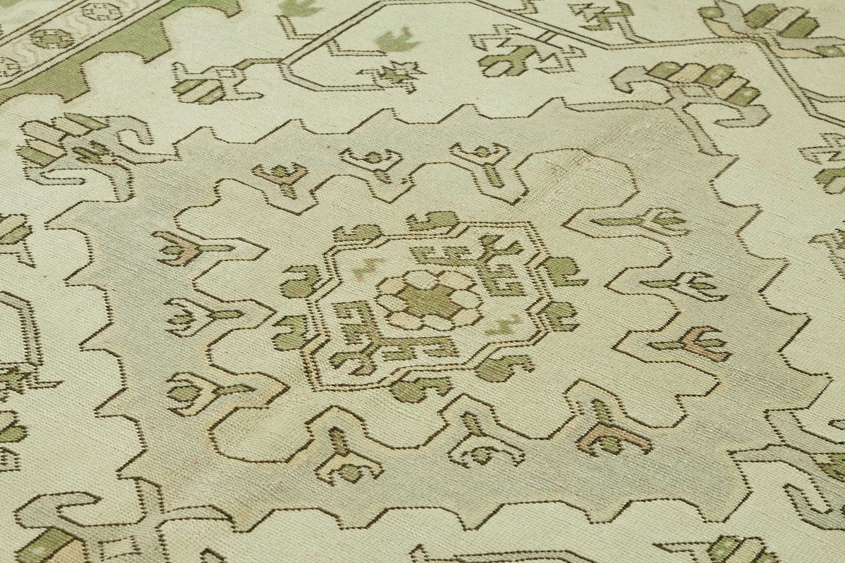 Kavale Yeşil Krem Geometrik Klasik El Dokuma Halı 224x327 cm – mekânda kullanım