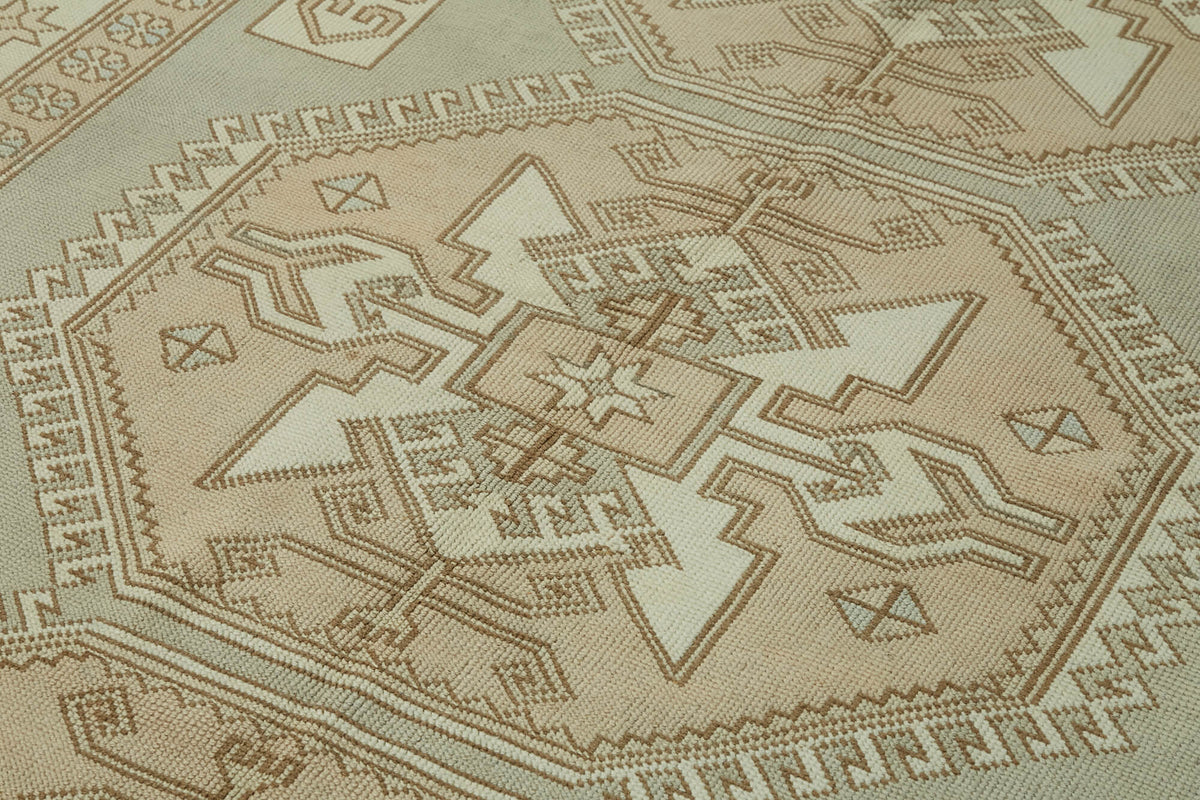 Kavale Bej Gri Geometrik Madalyon Desenli El Dokuma Halı 179x283 cm – mekânda kullanım