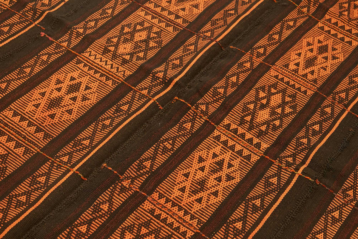 Truvo Geometrik Kilim Koyu Kahve ve Turuncu Renklerde 176x244 cm – mekânda kullanım