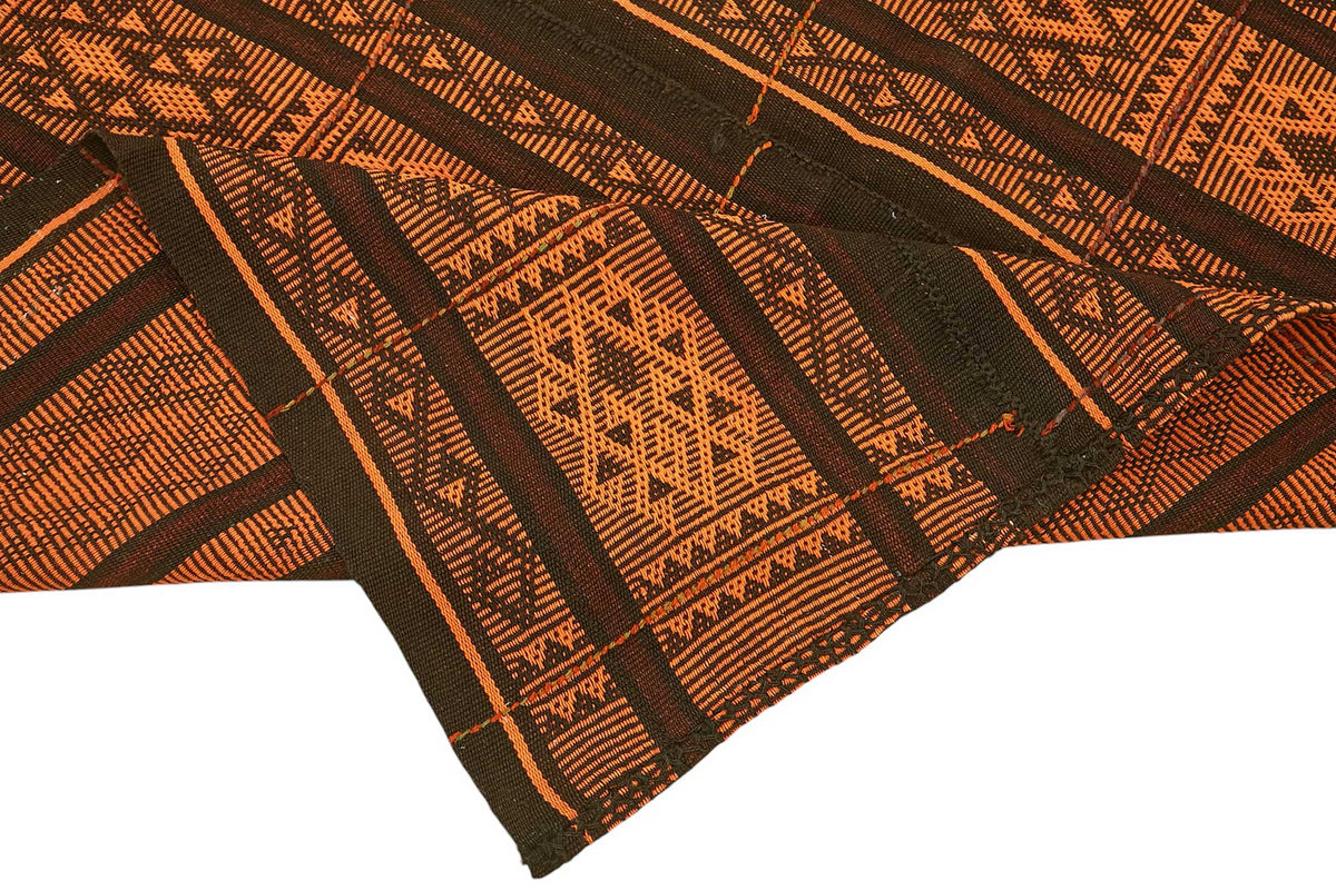 Truvo Geometrik Kilim Koyu Kahve ve Turuncu Renklerde 176x244 cm – kenar detayı
