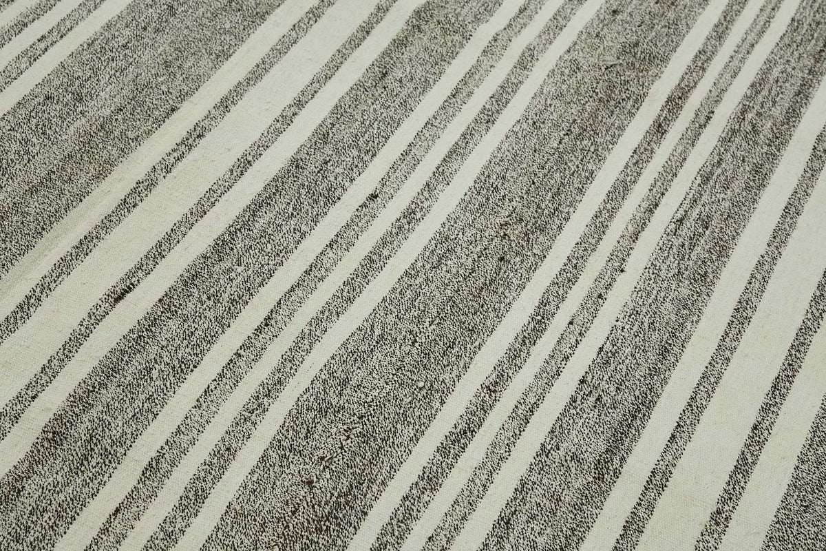 Truvo Çizgili Antrasit Gri ve Ekru Modern Kilim 243x412 cm – mekânda kullanım