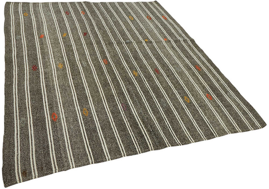 Truvo Beyaz Çizgili Gri Zeminli El Dokuma Kıl Kilim 185x222 cm – genel görünüm
