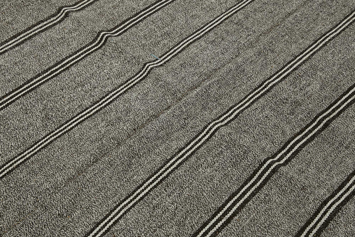 Truvo Çizgili Siyah Gri Modern El Dokuma Kilim Halı 182x240 cm – mekânda kullanım