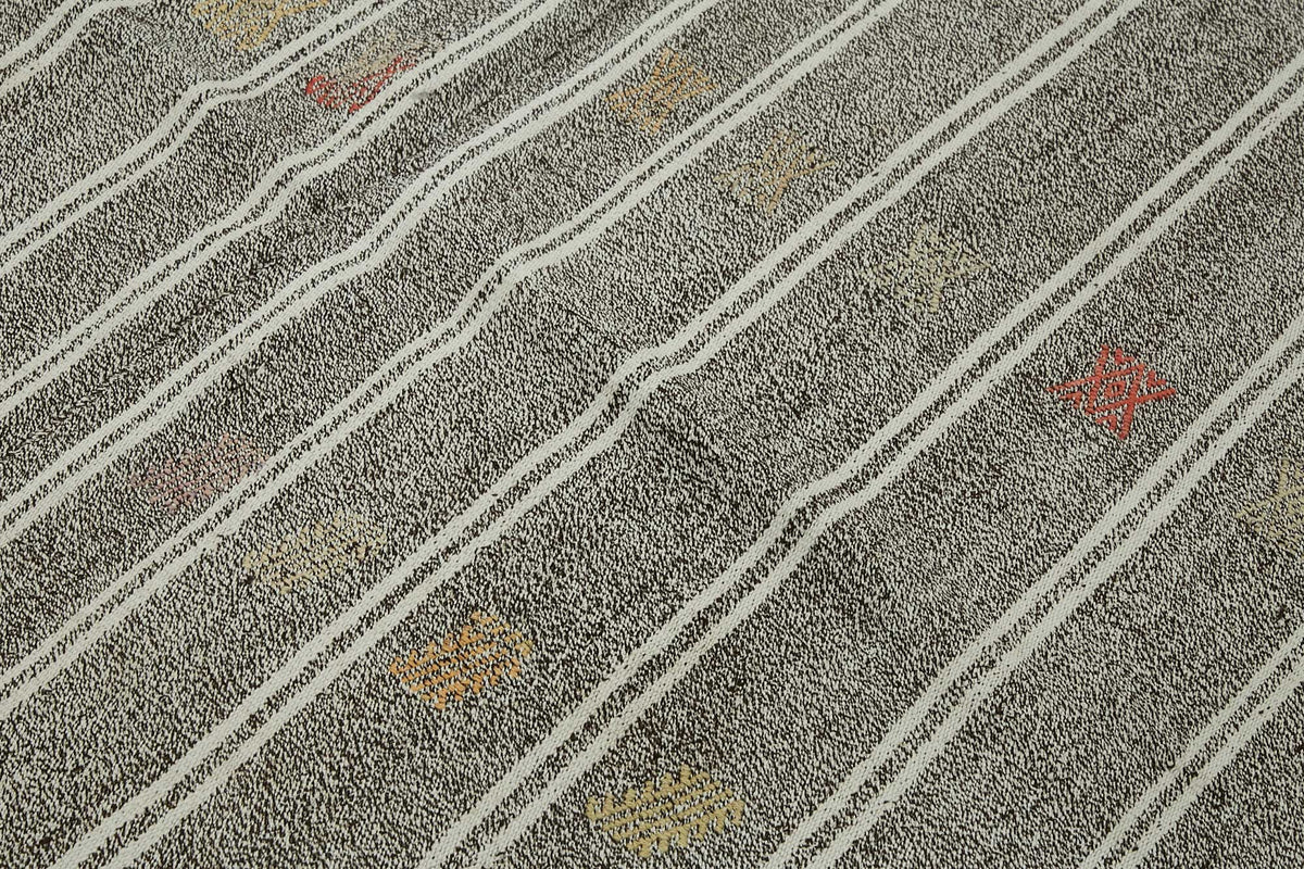 Truvo Gri Kırmızı Çizgili Keçi Kılı El Dokuma Kilim 193x200 cm – mekânda kullanım