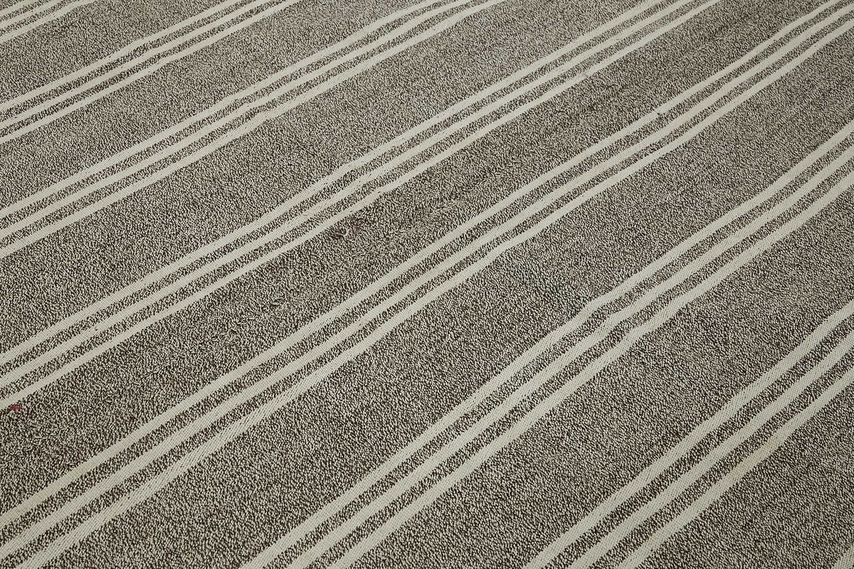 Truvo Gri Ekru Çizgili Keçi Kılı El Dokuma Kilim 235x305 cm – mekânda kullanım
