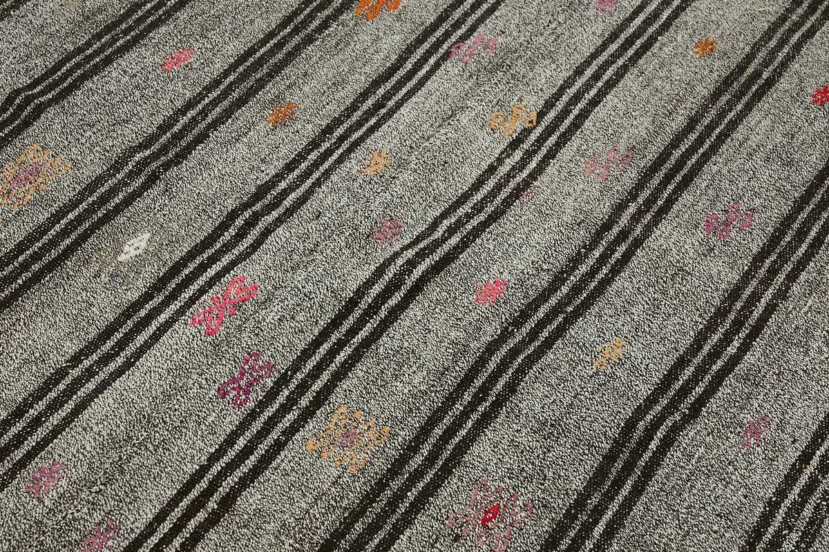 Truvo Gri Siyah Çizgili Keçi Kılı El Dokuma Kilim 186x290 cm – mekânda kullanım