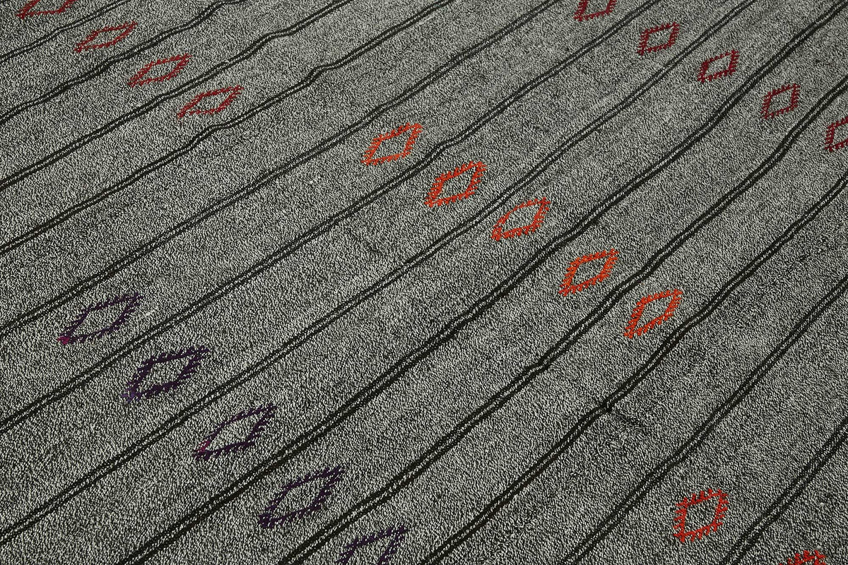 Truvo Gri Siyah Geometrik Desenli Keçi Kılı Kilim 216x263 cm – mekânda kullanım