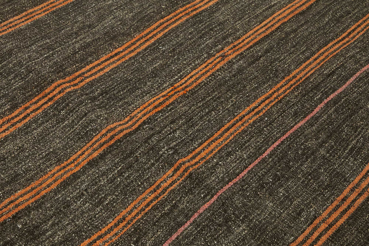 Truvo Kahverengi Turuncu Çizgili Keçi Kılı Kilim 200x251 cm – mekânda kullanım