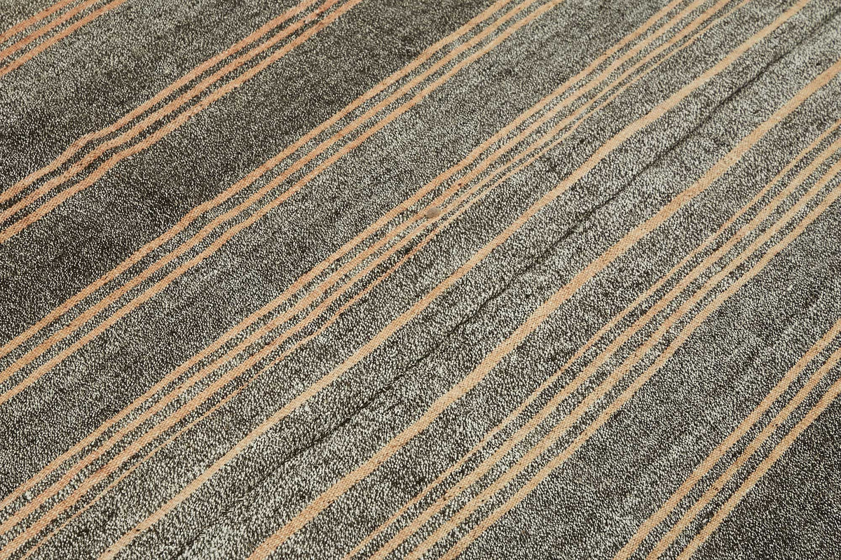 Truvo Antrasit Gri ve Taba Çizgili Keçi Kılı Kilim 161x245 cm – mekânda kullanım