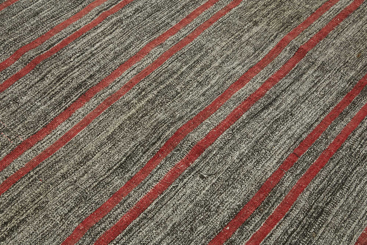 Truvo Gri Kırmızı Çizgili Keçi Kılı El Dokuma Kilim 165x208 cm – mekânda kullanım