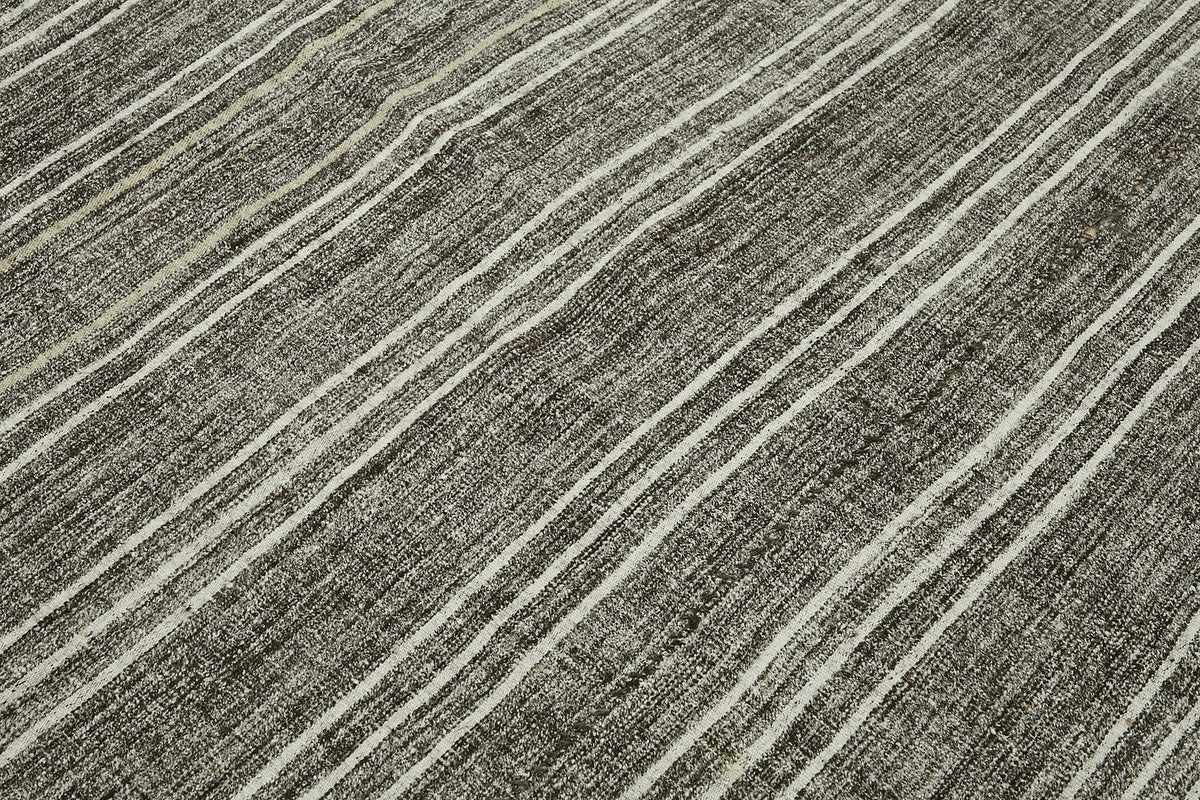 Truvo Antrasit Gri Beyaz Çizgili Keçi Kılı Modern Kilim 183x250 cm – mekânda kullanım