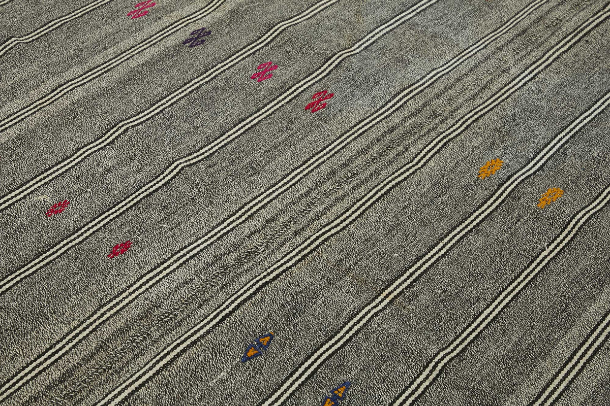 Truvo Beyaz ve Gri Geometrik Desenli Keçi Kılı Kilim 202x281 cm – mekânda kullanım
