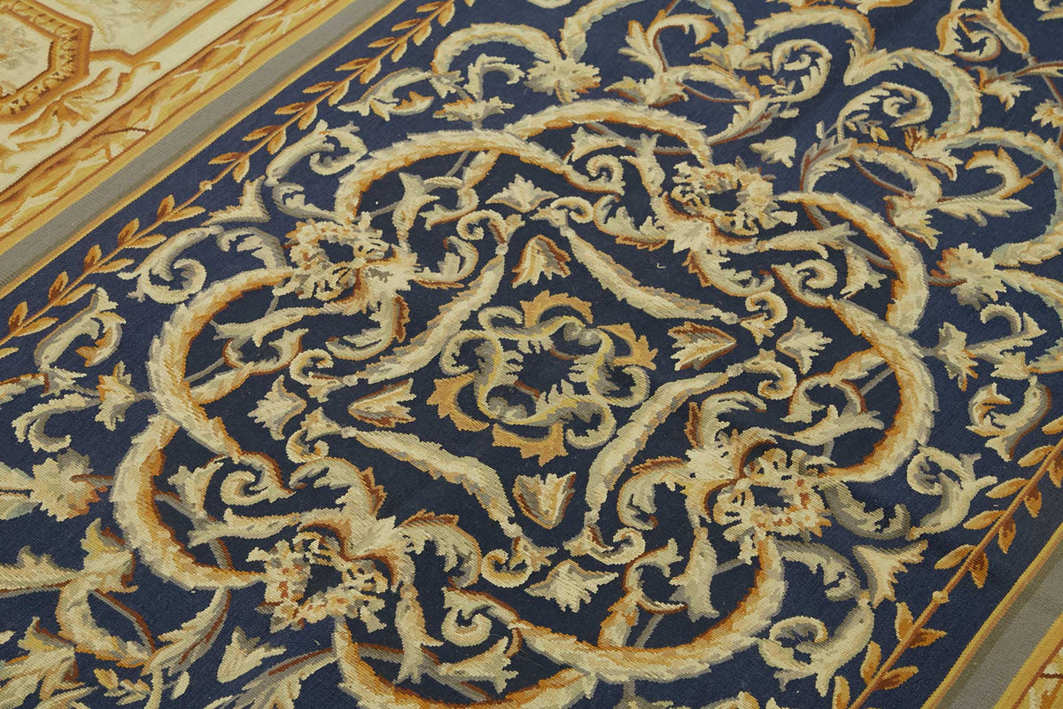 Sivemi Bej Lacivert Madalyon Desenli Kabartmalı Halı 177x267 cm – mekânda kullanım