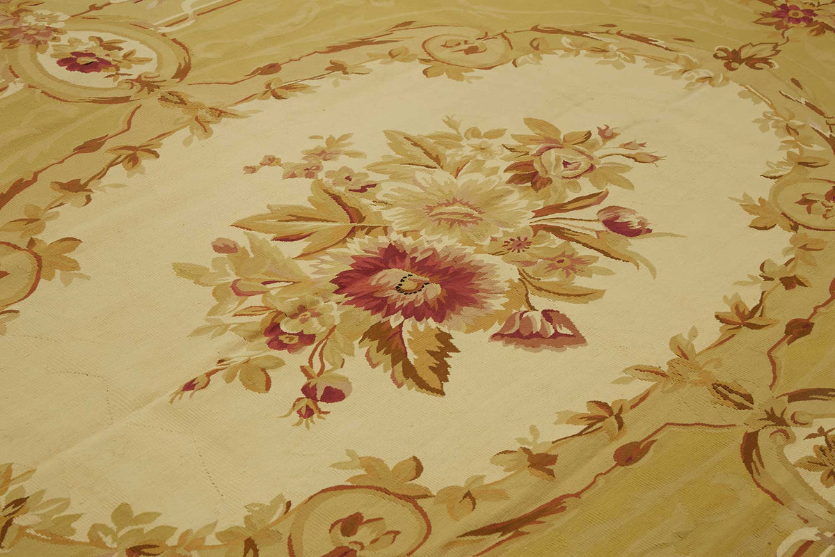 Sivemi Bej Halı Bordo ve Gold Çiçekli Vintage Aubusson 262x358 cm – mekânda kullanım