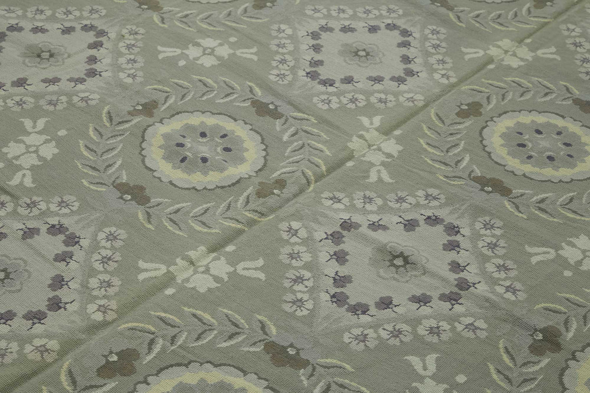 Mevri Açık Gri ve Yeşil Madalyon Desenli Düz Dokuma Halı 242x308 cm – mekânda kullanım