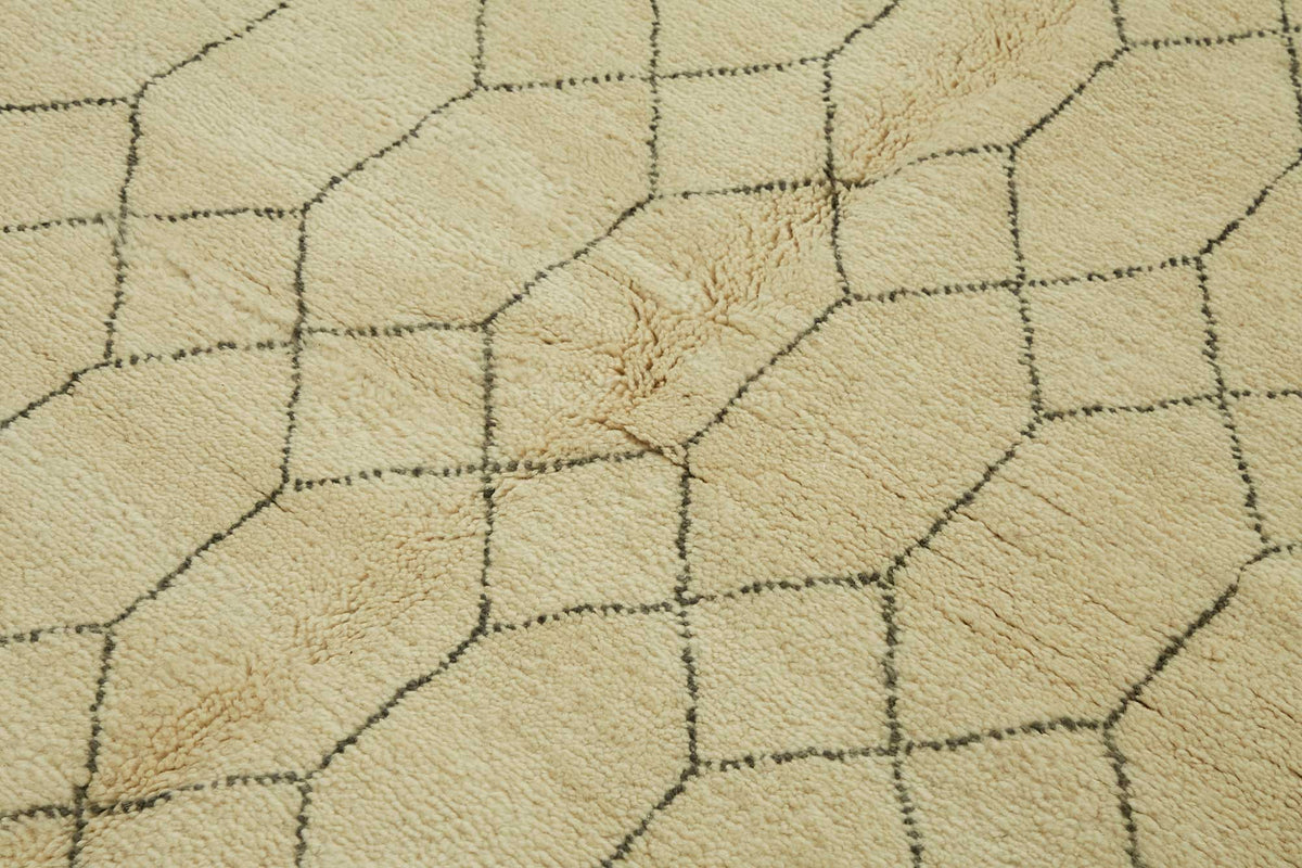 Komve Siyah Krem Halı Baklava Desenli Uşak Halısı 187x275 cm – mekânda kullanım