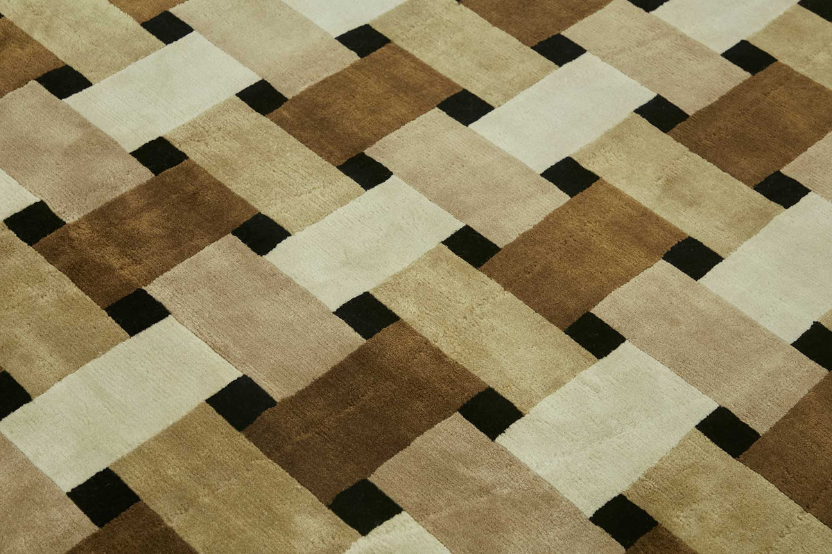 Komve Geometrik Desenli Koyu Kahve ve Bej Modern El Dokuma Halı 234x294 cm – mekânda kullanım