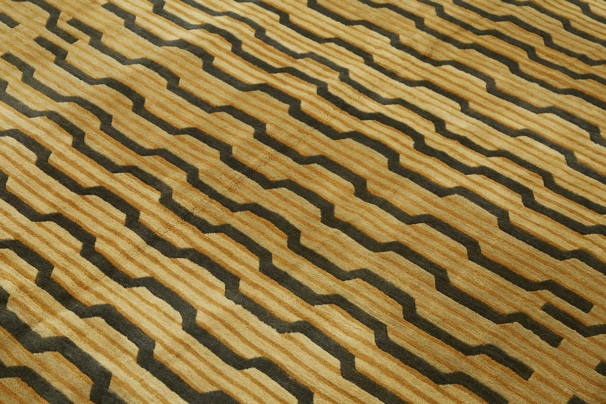 Komve Bej Antrasit Geometrik Desenli Modern El Dokuma Halı 243x302 cm – mekânda kullanım