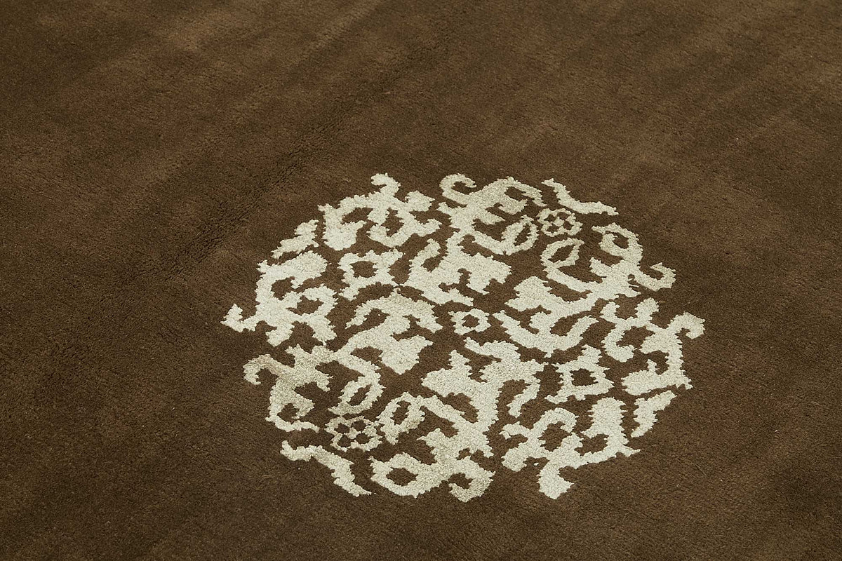 Komve Kahverengi Bej Geometrik Desenli Modern El Dokuma Halı 272x360 cm – mekânda kullanım