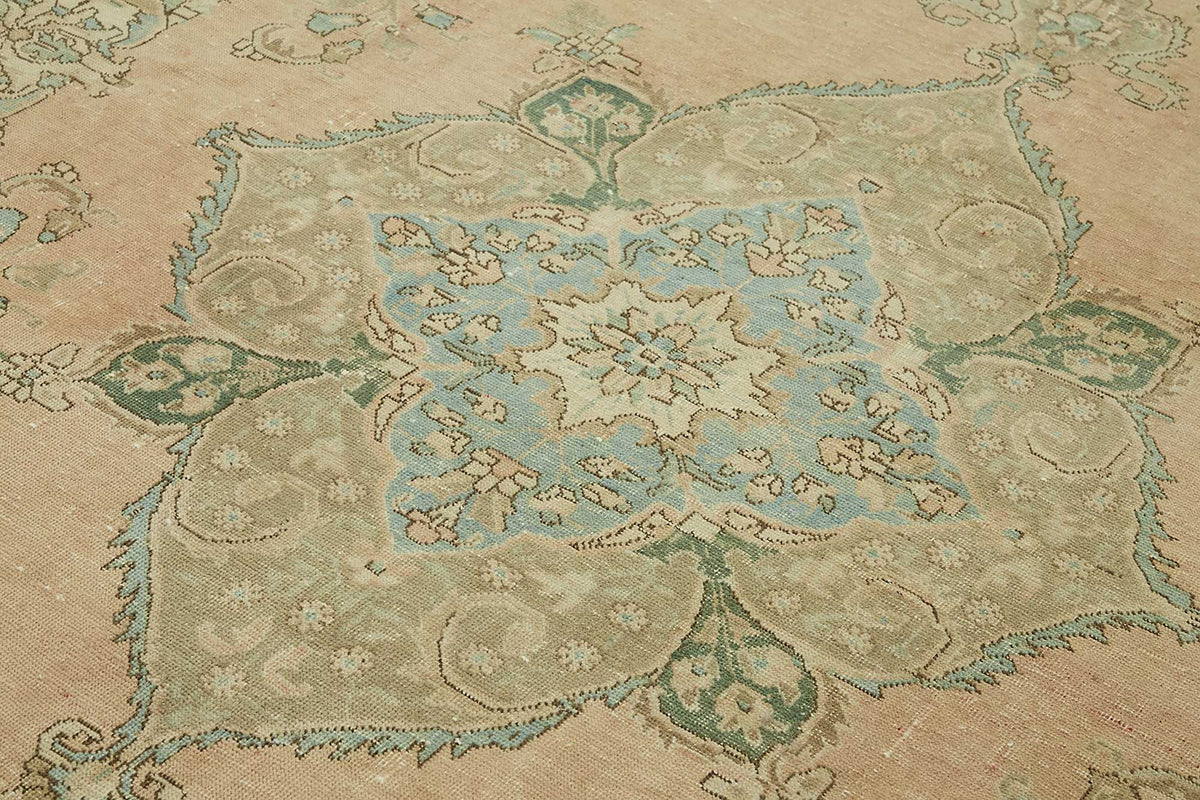 Rusvo Pembe Madalyon Desenli Yün ve Pamuk Dokuma Halı 288x385 cm – mekânda kullanım