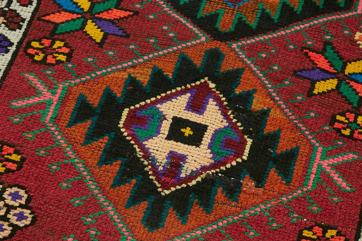 Zolvo Kırmızı Çok Renkli Geometrik Desenli El Dokuma Halı 84x336 cm – mekânda kullanım