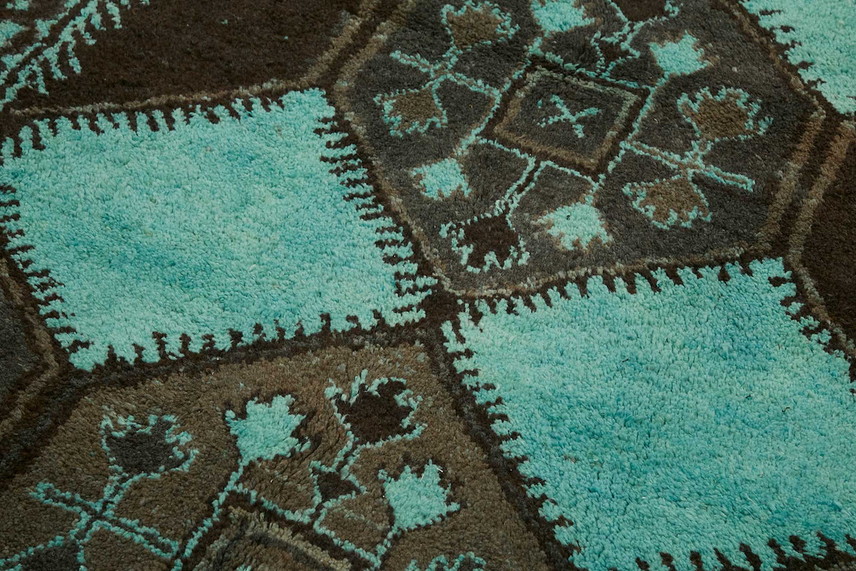 زولفو سجادة صوفية بلون فيروزي وبني داكن بنقوش هندسية 142x382 cm – معروض في غرفة