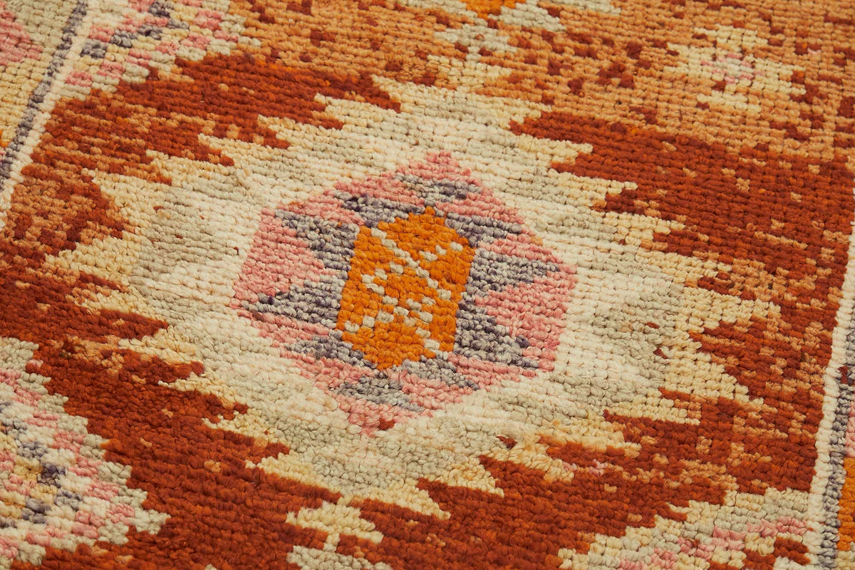 Zolvo Kırmızı Turuncu Madalyon Desenli Geometrik El Dokuma Halı 78x350 cm – mekânda kullanım