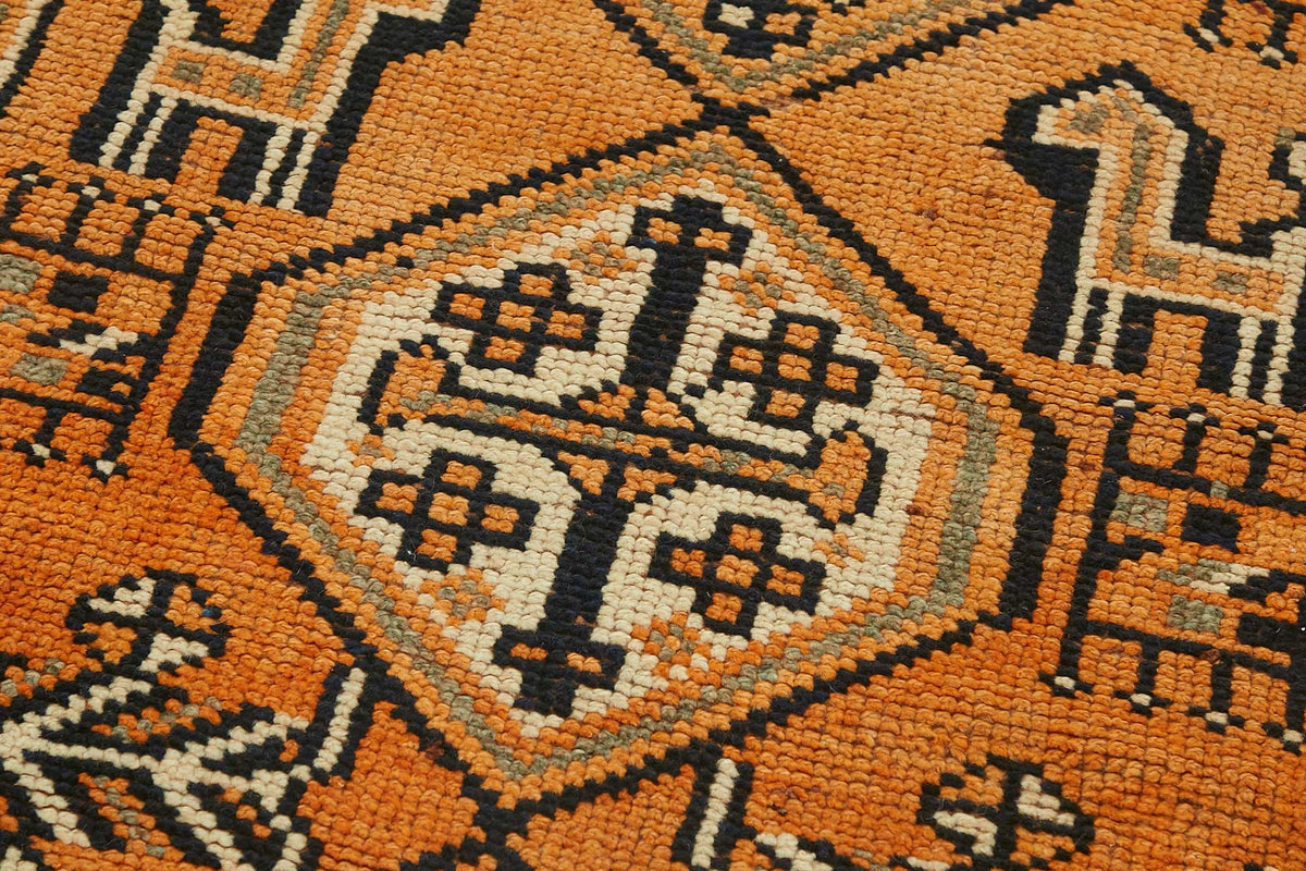 ممر Zolvo برتقالي وبني بنقش ميدالية، من الصوف والقطن 90x413 cm – معروض في غرفة