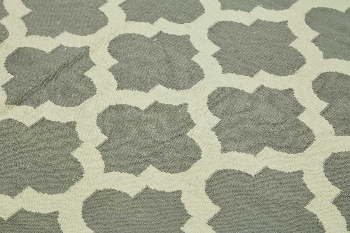 Krovix Gri ve Ekru Geometrik Desenli Yün Pamuk Modern Kilim 271x360 cm – mekânda kullanım