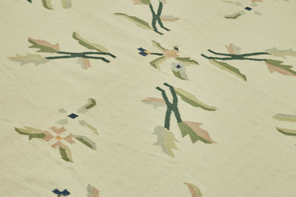 Krovix Çiçek Desenli Modern Kilim Krem ve Lacivert Tonlarda 302x412 cm – mekânda kullanım