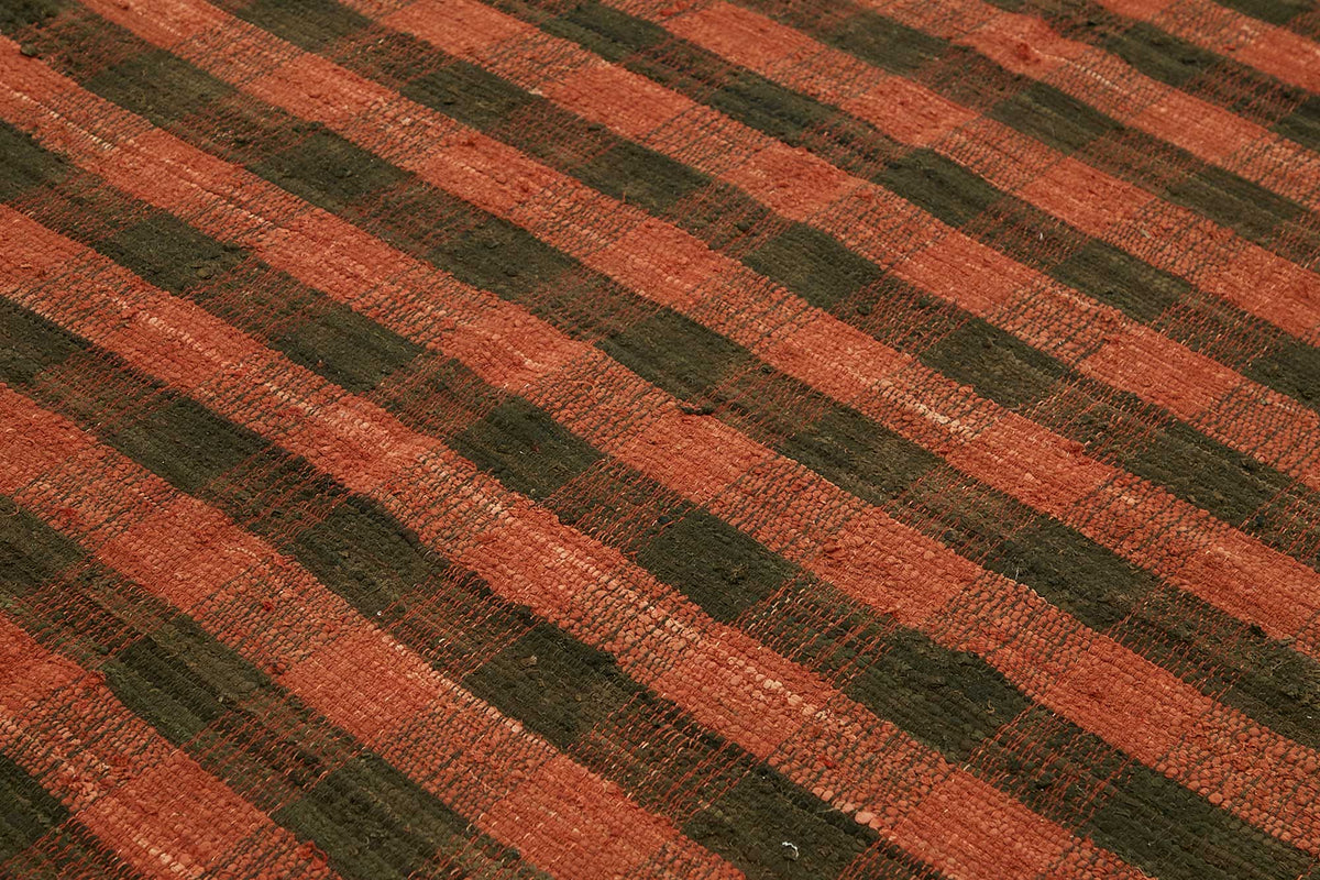Gozvan Kırmızı Siyah Kareli Geometrik El Dokuma Halı 292x337 cm – mekânda kullanım