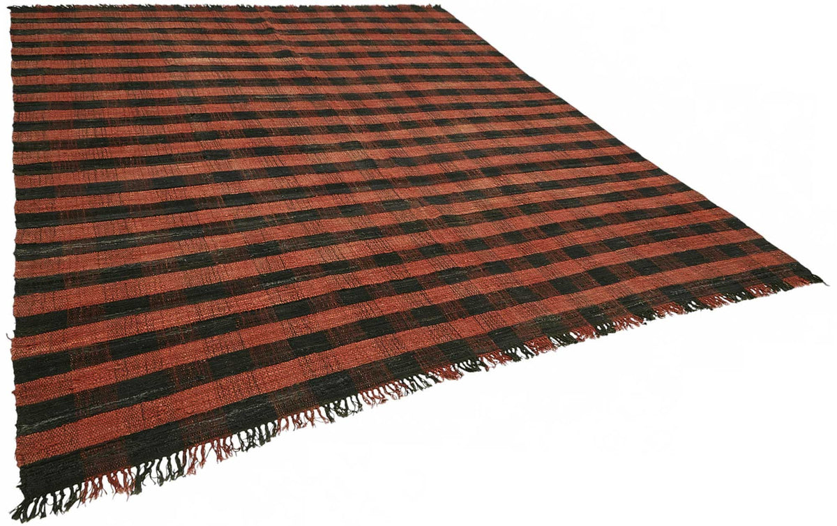 Gozvan Kırmızı Siyah Kareli Yün ve Pamuk Dokuma Halı 296x335 cm – genel görünüm