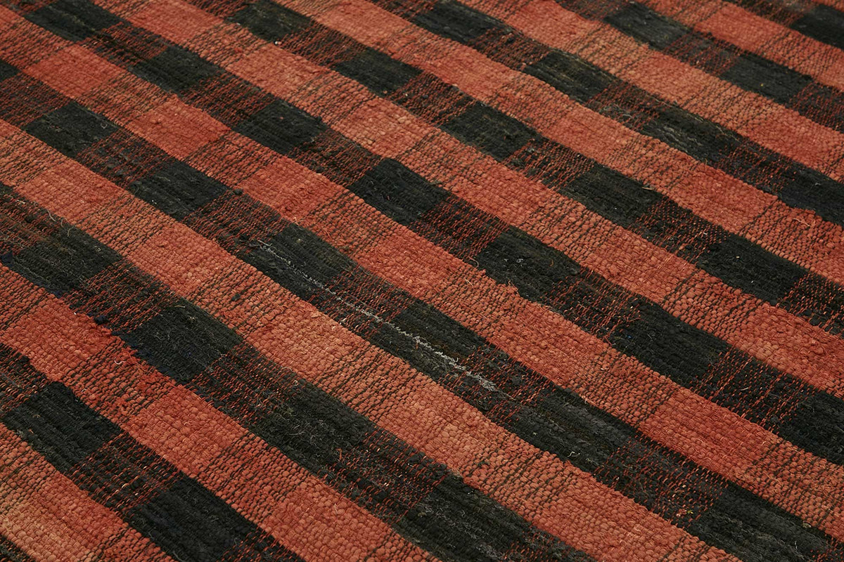 Gozvan Kırmızı Siyah Kareli Yün ve Pamuk Dokuma Halı 296x335 cm – mekânda kullanım