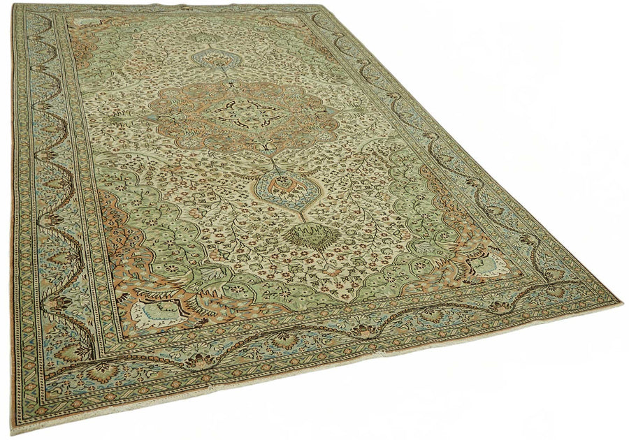 Javrik 50-70 Jahre alter Beige Grüner Medaillon gemusterter handgewebter Teppich 201x305 cm – Gesamtansicht