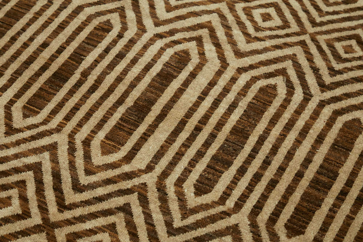 Lomli Koyu Kahverengi ve Bej Geometrik Desenli Uşak Halı 146x190 cm – mekânda kullanım