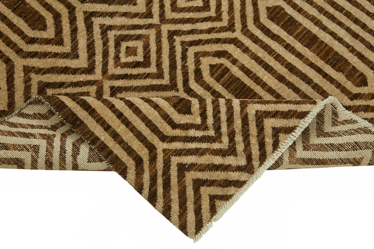 Lomli Koyu Kahverengi ve Bej Geometrik Desenli Uşak Halı 146x190 cm – kenar detayı