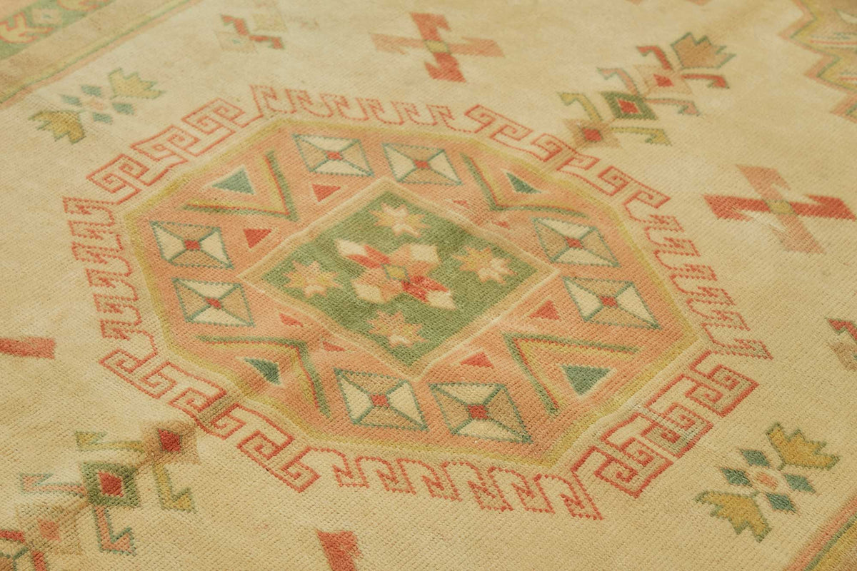 Vamave Geometrik Desenli Bej ve Pembe Uşak Düz Dokuma Halı 213x278 cm – mekânda kullanım