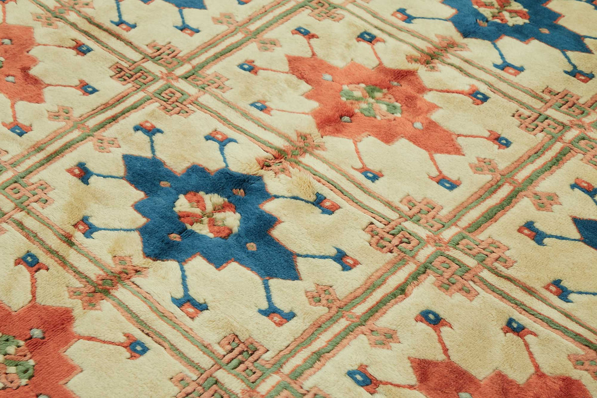 Vamave Krem Lacivert Madalyon Desenli Uşak El Dokuma Halı 232x243 cm – mekânda kullanım