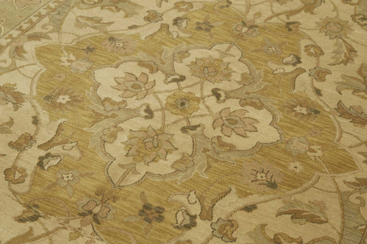 Vamave Bej ve Altın Rengi Madalyon Desenli Uşak Halısı 174x268 cm – mekânda kullanım
