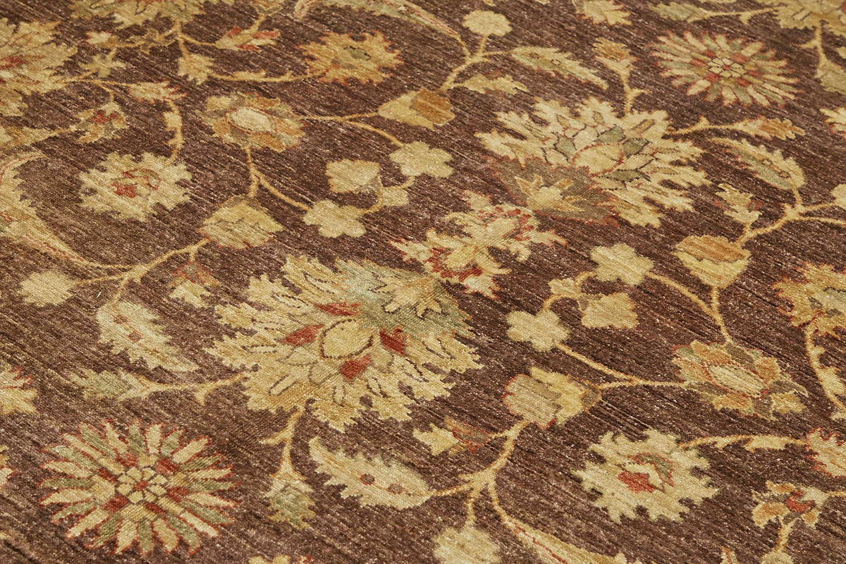 Vamave Kahverengi ve Bej Çiçekli Dokuma Yün Uşak Halı 250x303 cm – mekânda kullanım